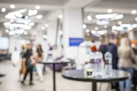 Stoiska konferencyjne, a stoiska targowe